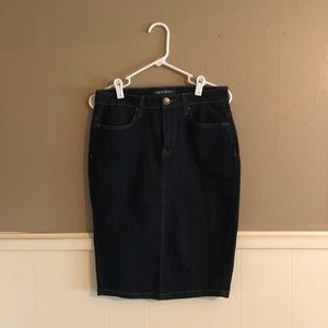 Dark wash stretch denim pencil skirt size 4 EUC